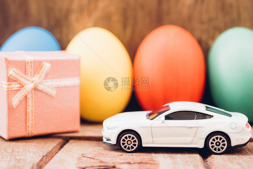复活节鸡蛋和玩具小白车图片