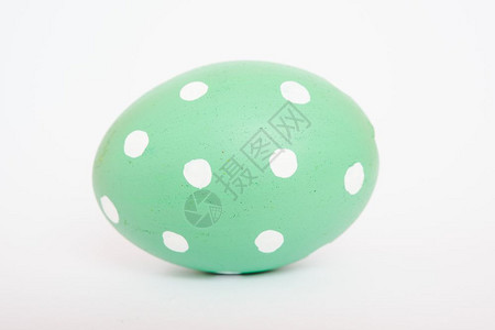 美丽的复活节绿色蛋在白背景上隔离复活节概念图片