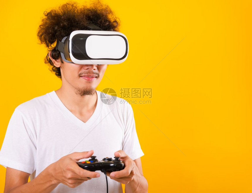 使用虚拟现实耳机或VR玻璃在黄色背景上隔离复制文本空间图片