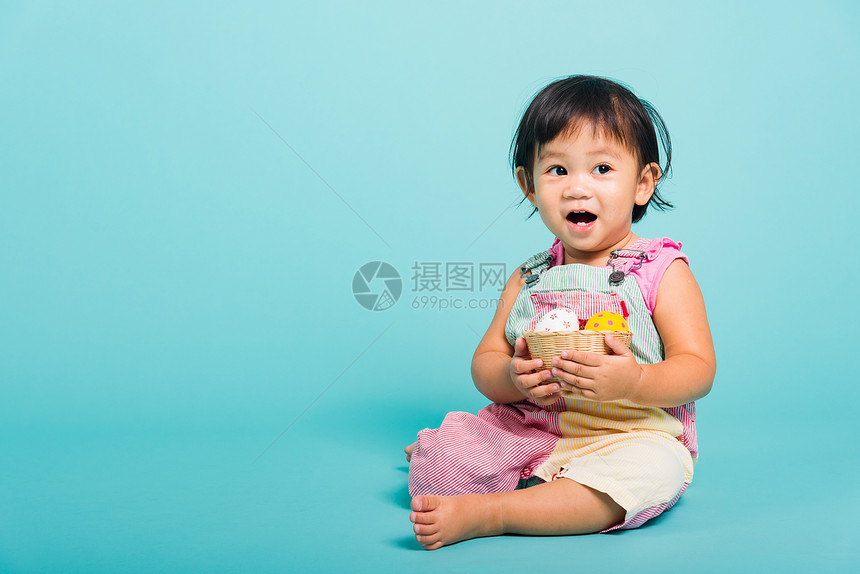 小女婴拿着篮子和鸡蛋的照片图片