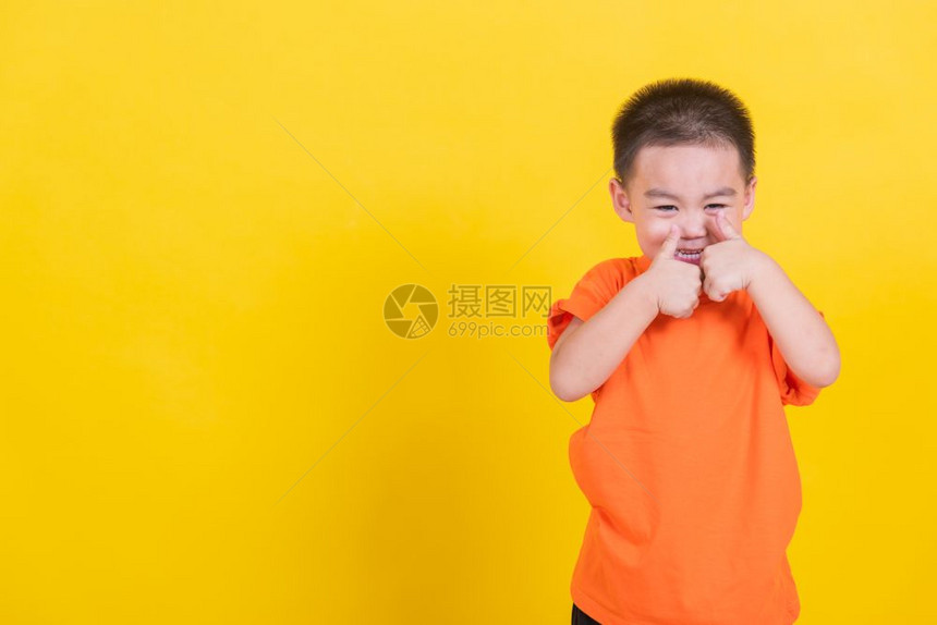 身着橙色T恤照相摄影机的亚洲泰国快乐肖像可爱快乐的小男孩图片