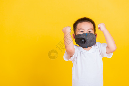 身戴面具保护罩的亚洲泰国快乐肖像可爱的小快乐男孩图片