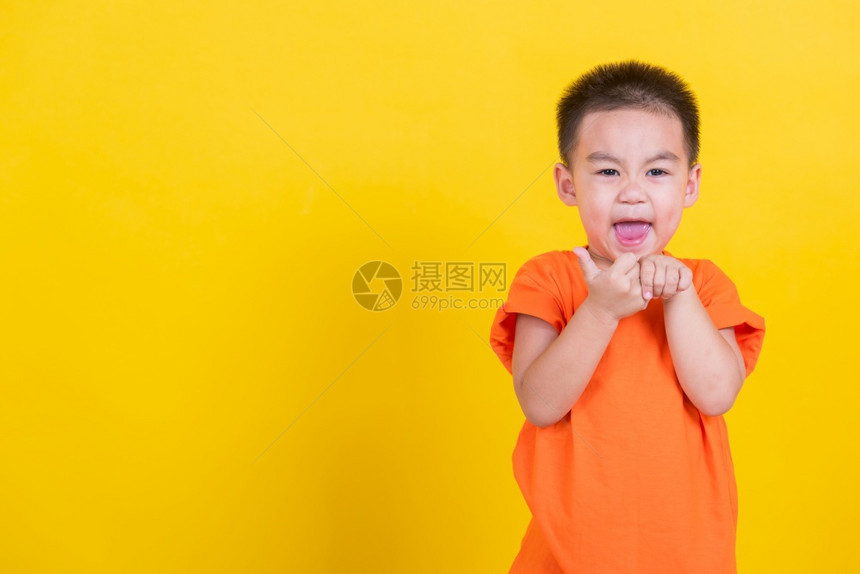 身着橙色T恤照相摄影机的亚洲泰国快乐肖像可爱快乐的小男孩图片