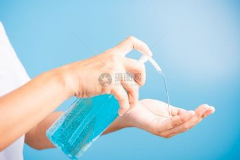 亚洲青年妇女在洗手清洁卫生预防COVID19或蓝底隔离的冠状保护概念图片