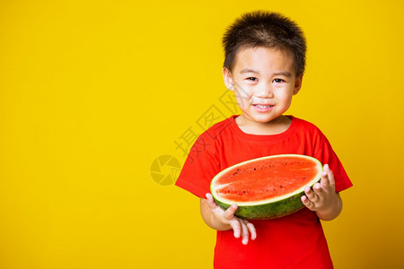 快乐的亚洲儿童或孩子可爱的小男孩笑穿着红色T恤的笑图片