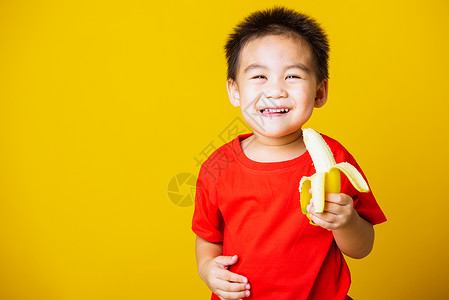 快乐的亚洲儿童或孩子可爱的小男孩笑容穿着红色T恤衫的笑脸背景图片