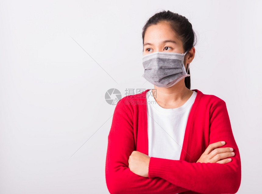 亚洲成年妇女穿着红衬衫跨过双臂并面戴罩防止冠状或COVID19或过滤尘Pm25和空气污染工作室拍摄孤立的白色背景图片