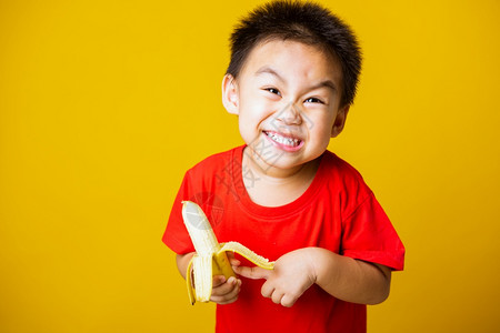 快乐的亚洲儿童或孩子可爱的小男孩笑容穿着红色T恤衫的笑脸图片