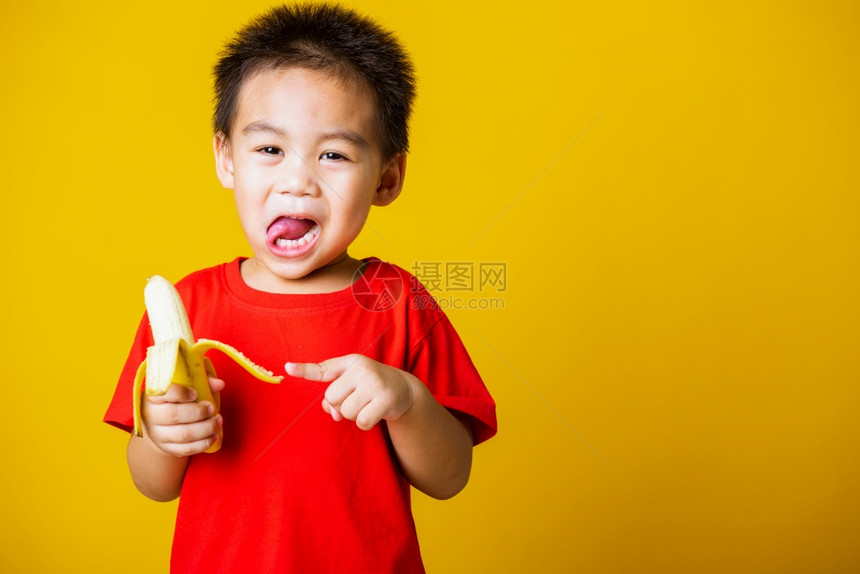 快乐的亚洲儿童或孩子可爱的小男孩笑容穿着红色T恤衫的笑脸图片