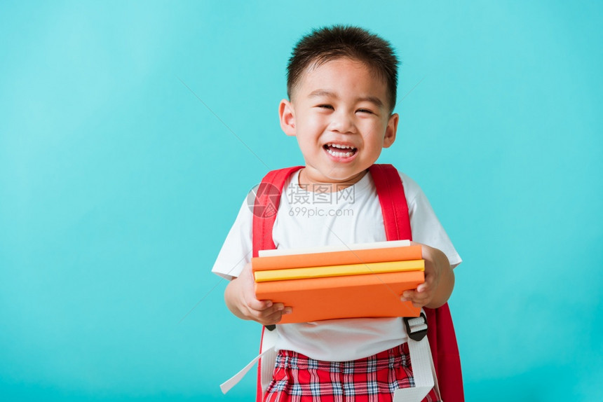 可爱的小男孩背着书包图片