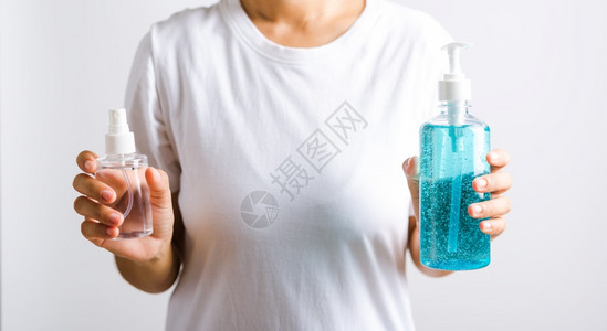 亚洲青年妇女手洗清洁防卫生COVID19或白底隔离的冠状保护概念图片