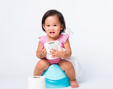 蓝色宝贝用品特价海报亚洲可爱的小婴儿女教育培训练他们坐在蓝室锅或便壶上手持卫生纸卷在白色背景上孤立的演播室拍摄Wc厕所概念背景