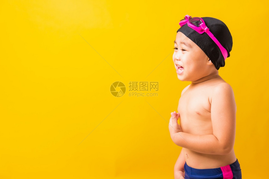 暑假概念近身肖像穿着护目镜和泳衣的亚洲快乐可爱小男孩穿着护目镜和泳衣图片