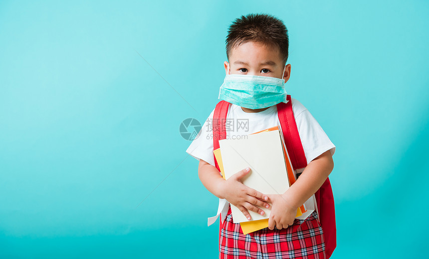 可爱的小男孩背着书包戴着口罩图片