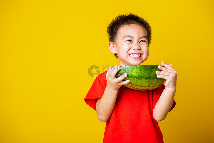 快乐的亚洲儿童或孩子可爱的小男孩笑穿着红色T恤的笑图片