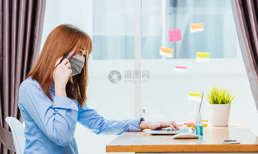 在家工作的概念是亚洲年轻商业妇女穿戴面罩保护检疫疾病冠状毒或COVID19在家庭办公室用膝上型计算机办公图片