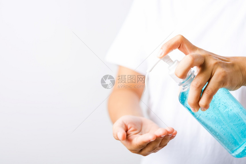 亚洲青年妇女在洗手清洁卫生预防COVID19或白背景隔离的冠状保护概念上施用泵喷水器净化剂酒精凝胶图片