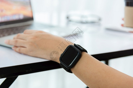 在家工作快乐亚洲年轻女商人使用手触摸屏幕现代笔记本电脑她戴着智能手表图片