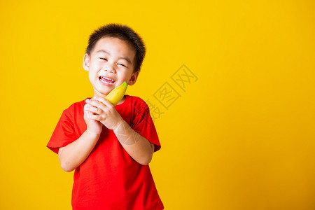 可爱的小男孩穿着红色T恤耍酷图片