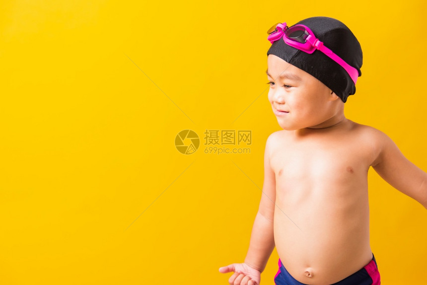 暑假概念近身肖像穿着护目镜和泳衣的亚洲快乐可爱小男孩穿着护目镜和泳衣图片