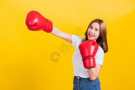身着红色拳击手套微笑着的亚洲美丽泰国年轻女身着红色拳击手套图片