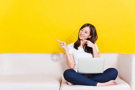 坐在沙发上工作坐在沙发上客厅用笔记本电脑图片