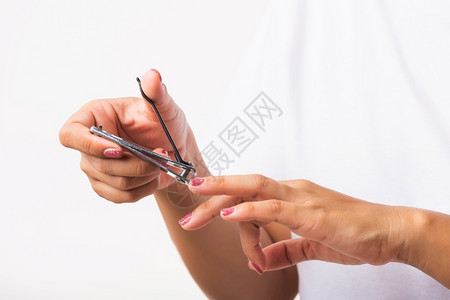 亚洲年轻女有工具用指甲剪图片