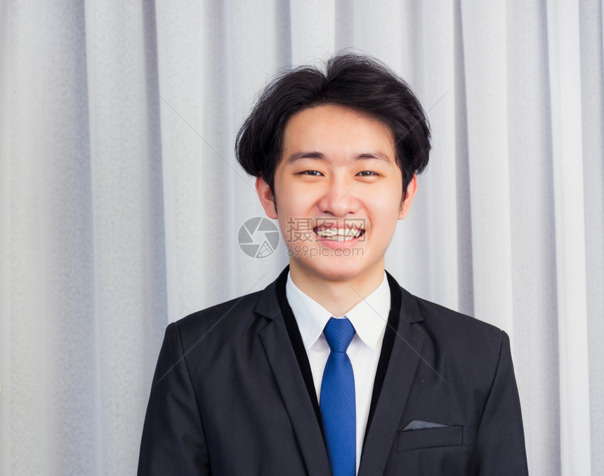 快乐的亚洲年轻英俊经理专业生意人欢笑充满自信的成熟图片