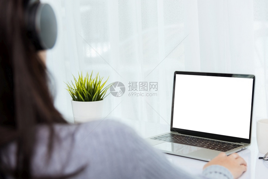 在家工作亚洲年轻女商人背后电视会议话或在线面对会议关于前膝上型计算机检疫疾病冠状毒或家庭办公室COVID19COVID的工作关注图片