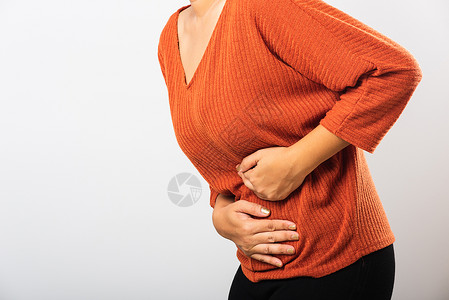 慢病调理她生病的亚裔妇女有胃痛肚子手握在腹部身体的一分女有痛苦的胃腹部发炎或慢胃工作室被孤立在白色背景上背景