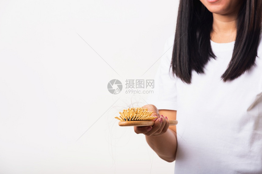 亚洲妇女不快乐的柔弱头发她露出梳子手中长发受损工作室拍摄在白色背景上被孤立医药保健概念图片