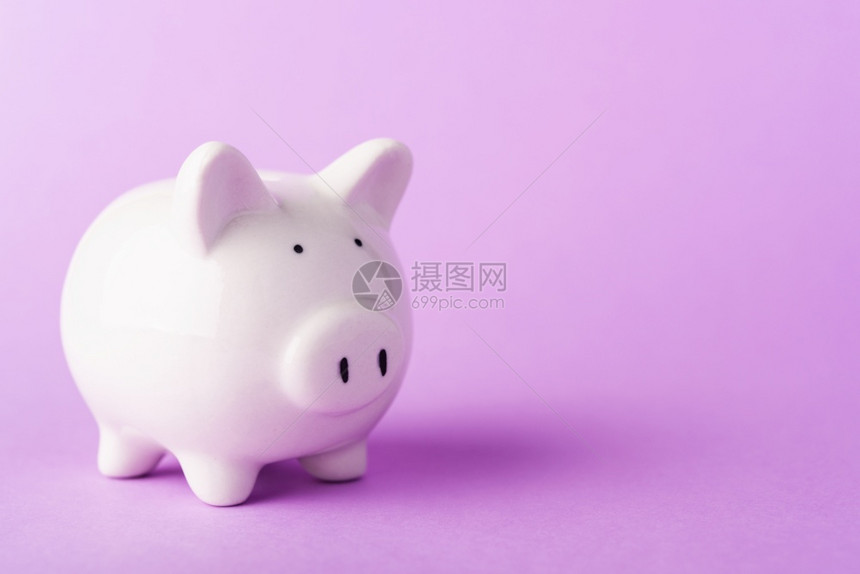 前白色小猪银行以紫色背景隔离的演播室拍摄并复制使用空间金融存款储蓄概念图片