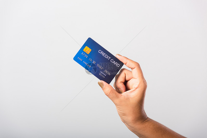近亲手握着亚裔女她持有银行信用卡以支付网上购物的薪酬图片
