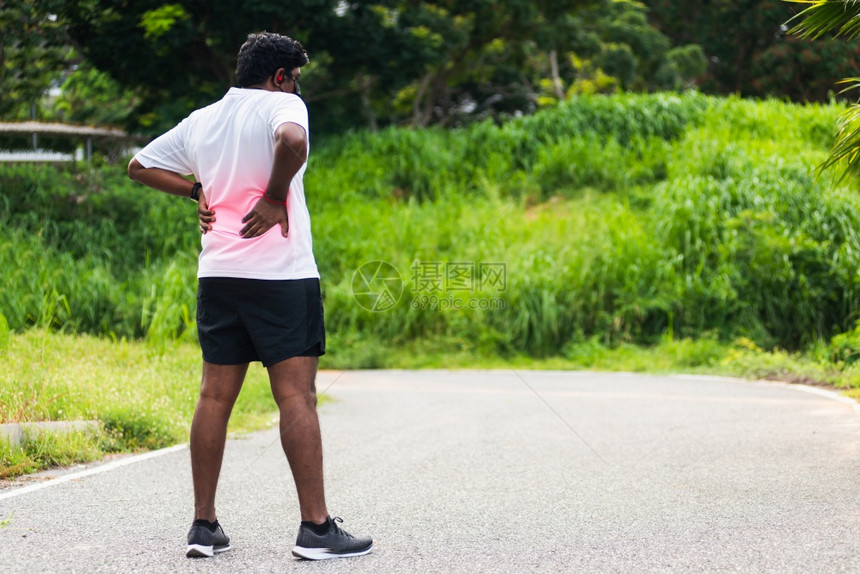 在户外街头健康公园跑动时黑男子穿戴手表在脊椎背部和臀下感到疼痛健康运动因锻炼概念而受伤图片