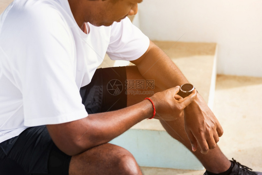 黑人在户外街头健康公园训练前休息在锻炼健康图片