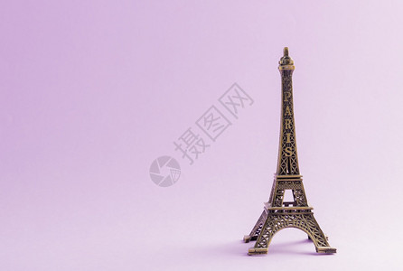 埃菲尔模型巴黎法国纪念碑埃菲尔塔著名的里程碑模型摄影棚拍孤立的紫底背景背景