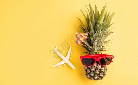 菠萝与飞机玩具的造型背景图片