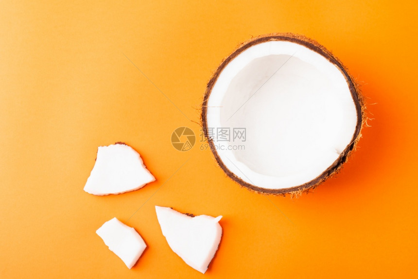 快乐椰子日概念新鲜椰子组设置不同的一半和切片摄影棚拍孤立于橙色背景图片