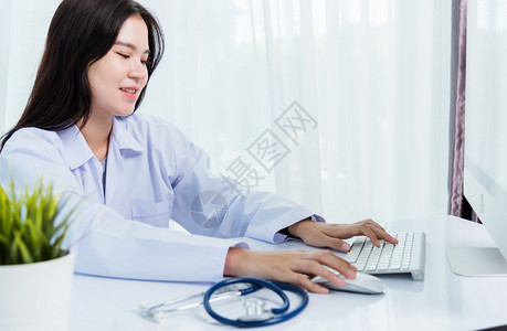亚洲美丽的女医生在医院办公室图片