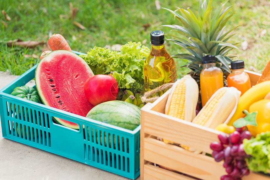 在箱式木中全新鲜蔬菜和水果在绿叶花园地收获有机食品用于复制空间的彩色背景健康饮食概念图片