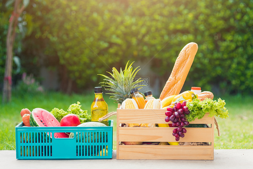 在箱式木中全新鲜蔬菜和水果在绿叶花园地收获有机食品用于复制空间的彩色背景健康饮食概念图片