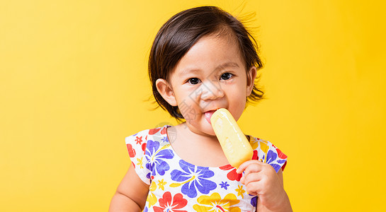 女婴吃冰淇淋图片