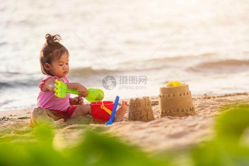 可爱的小女孩玩沙子图片