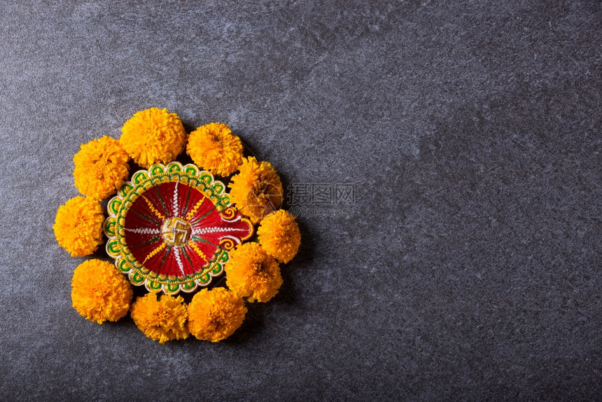 上方的天顶望点亮了Diya或油灯和黄色花朵以混凝土背景拍摄的影棚印度兰焦利教的装饰Deepavali快乐或Diwali节概念图片