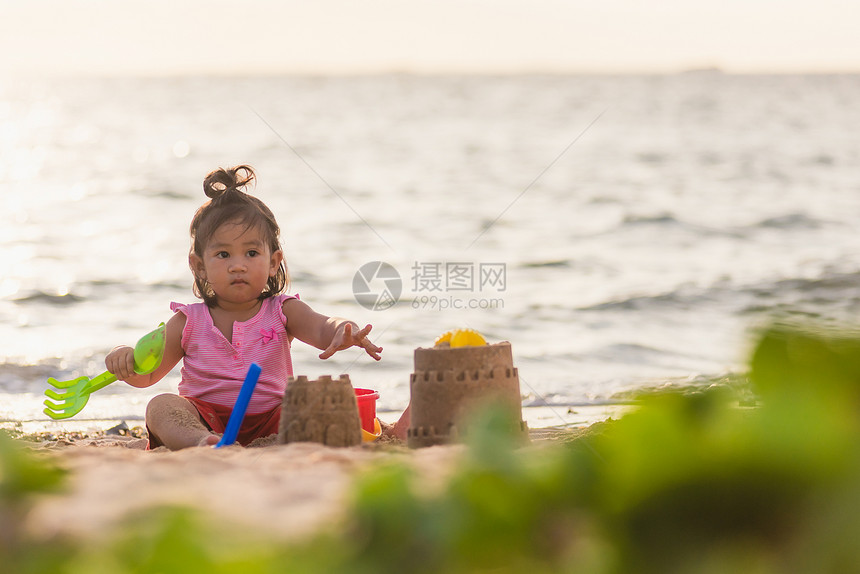 可爱的小女孩玩沙子图片