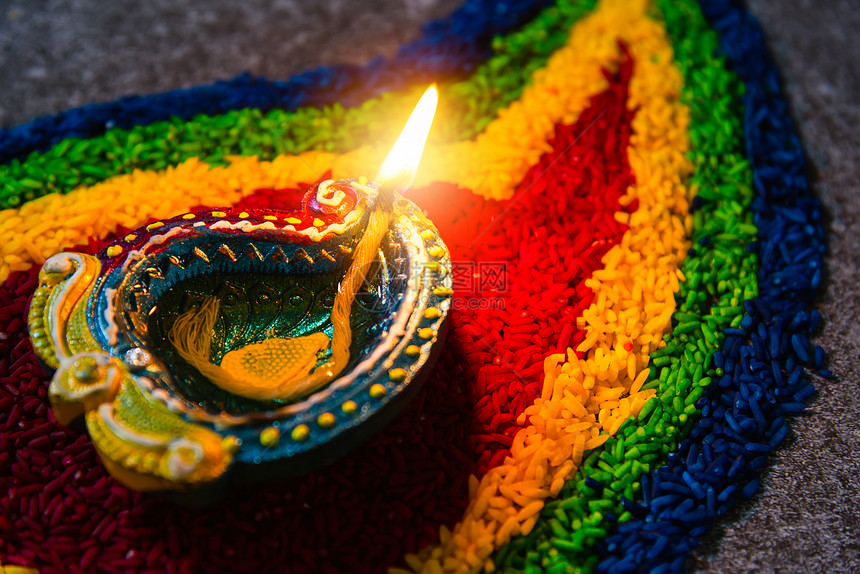 紧的粘土点燃了对Diya的火焰或混凝土背景的油灯印度兰焦利的装饰庆祝快乐的Deepavali或迪瓦利印度节的概念图片