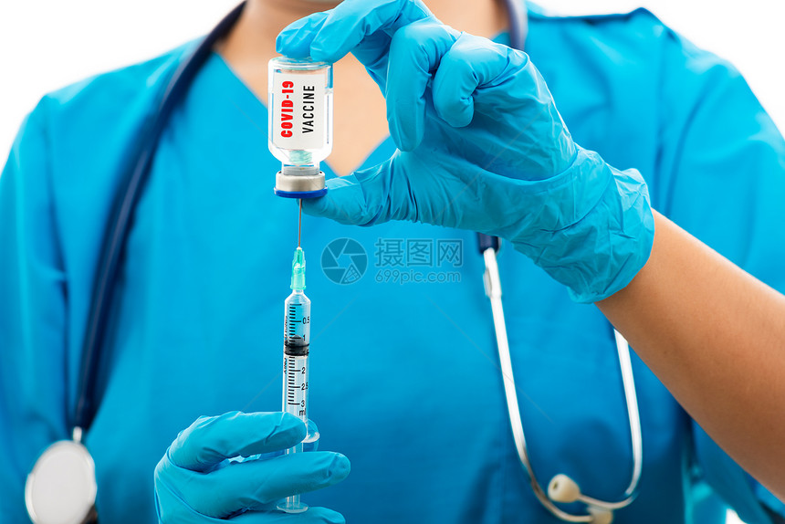 带听诊镜的女护士戴上橡皮手套面罩穿医疗蓝制服的女医生持有COVID19疫苗图片