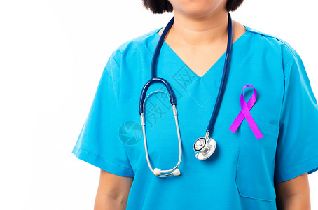全国高考日全国癫痫或阿尔茨海默氏病或阿尔茨海默氏病日女医生将紫丝带贴在蓝胸象征上着对潘氏癌症的认识和世界卢普斯日以及世界癌症孤立白种背景背景