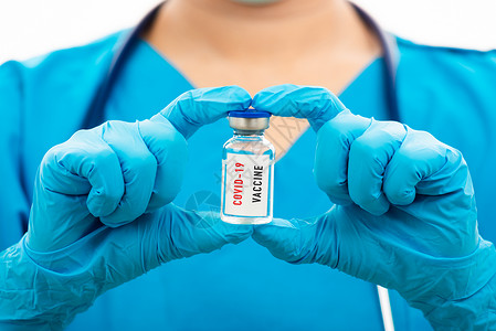 穿蓝色制服的医疗人员展示新冠疫苗图片