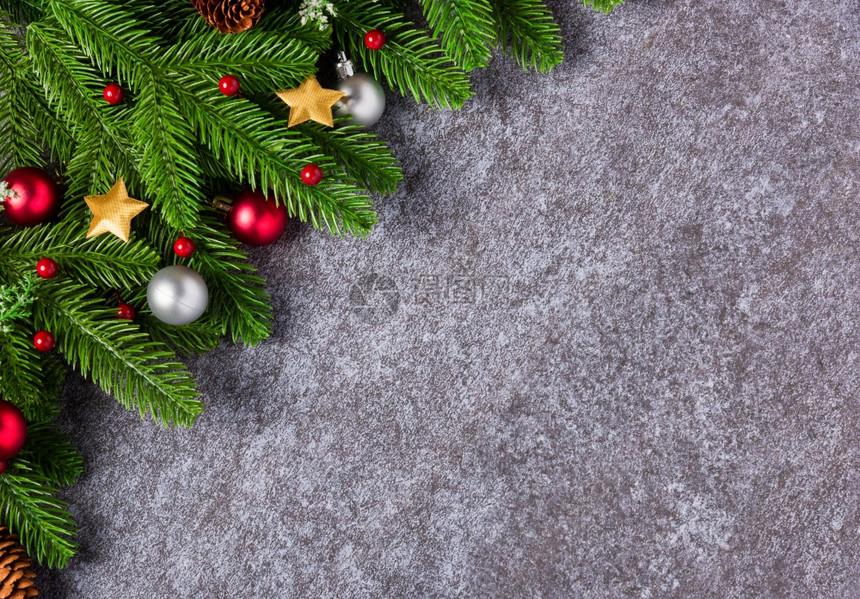 圣诞边框装饰节日从绿色的fir树枝上方的顶端视图带有Xmas装饰布桌子混凝土背景上的恒星快乐新年概念图片